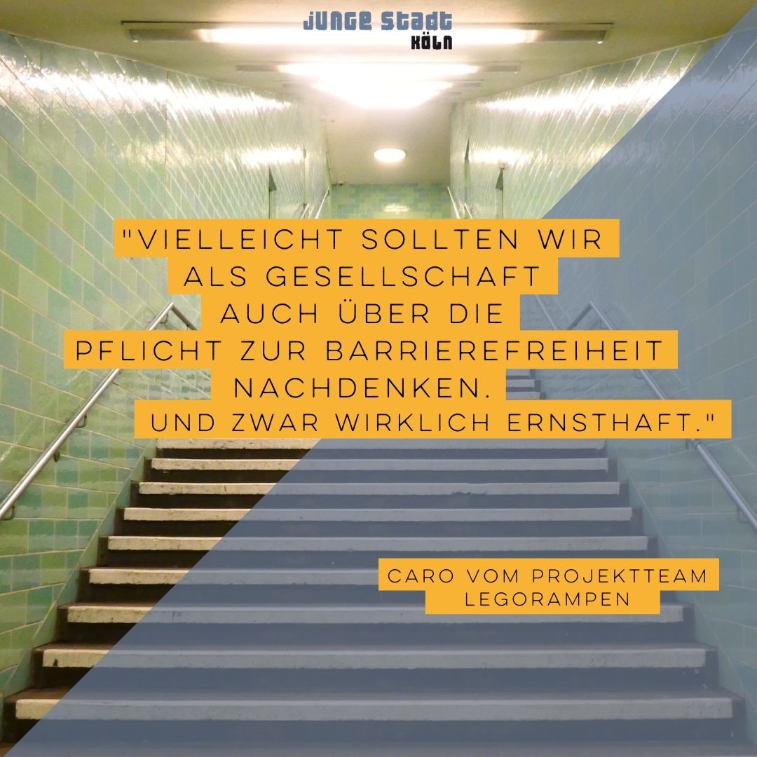 !B: Im Vordergrund ist das Zitat von Caro aus dem Projekt Legorampen zu lesen. Das Zitat lautet: “Vielleicht sollten wir als Gesellschaft auch über die Pflicht zur Barrierefreiheit nachdenken. Und zwar wirklich ernsthaft.” Im Hintergrund des Bildes ist eine Treppe. Die Treppe verdeutlicht die alltäglichen Barrieren.